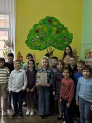 Участь учнів 2-А класу у благодійному зборі до свята Великодня коштів для потреб 74- го батальйону 102- ї ОБР.