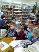 З метою залучення дітей до читання зав. бібліотекою Бойко Г.М. провела бібліотечний урок у 1-Б класі «Казка манить,казка кличе».