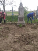 Прибирання  могили воїнів УПА до дня Пам'яті та примирення
