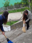 Учнями школи організовано прибирання біля пам'ятника Скорботної матері.