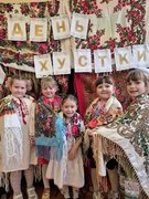 Тепло української хустки в руках першокласників