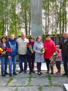 Покладання квітів у День пам'яті та примирення до меморіалу загиблим воїнам
