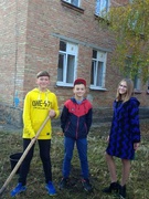 Учні 7-го класу садять дерева