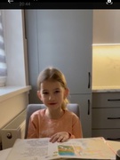 Читаю для мами на кухні