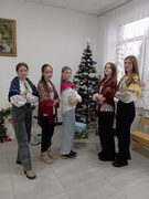 Яскрава вишита хустина на плечах української дівчини як символ рідної країни,як прояв величі душі...