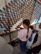 Учні 2-Б класу Берестинського ліцею 5 долучилися до плетіння маскувальних сіток для ЗСУ