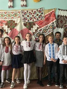 Я по світу іду в вишиванці