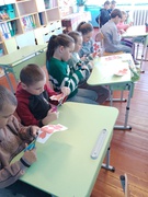 День пам'яті та примирення. 5 клас -керівник Марина Леонідівна. Класоводи- Валентина Михайлівна, Валентина Іванівна, Олена Олександрівна зі своїми учнями.