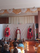 Великодня вистава "Воскресіння Ісуса Христа" від Церкви Спасіння.Діти із захопленням спостерігали за дійством.