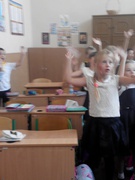 Ми танцюємо і співаємо на уроці англійської мови.