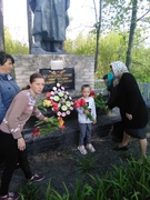 Покладання квітів у День пам'яті та примирення до пам'ятника загиблим воїнам